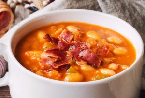 35. Ciorba de fasole cu afumatura / Bean soup with smoked pork meat