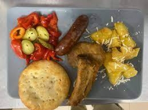 9. Carne si carnat la garnita cu cartofi aurii, acrituri si mini-lipie
