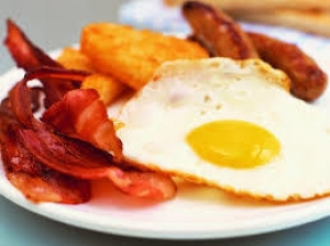 22. Oua ochiuri cu carnati / Poached eggs and sausage