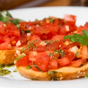 47 Bruschete rosii / Tomato bruschetta
