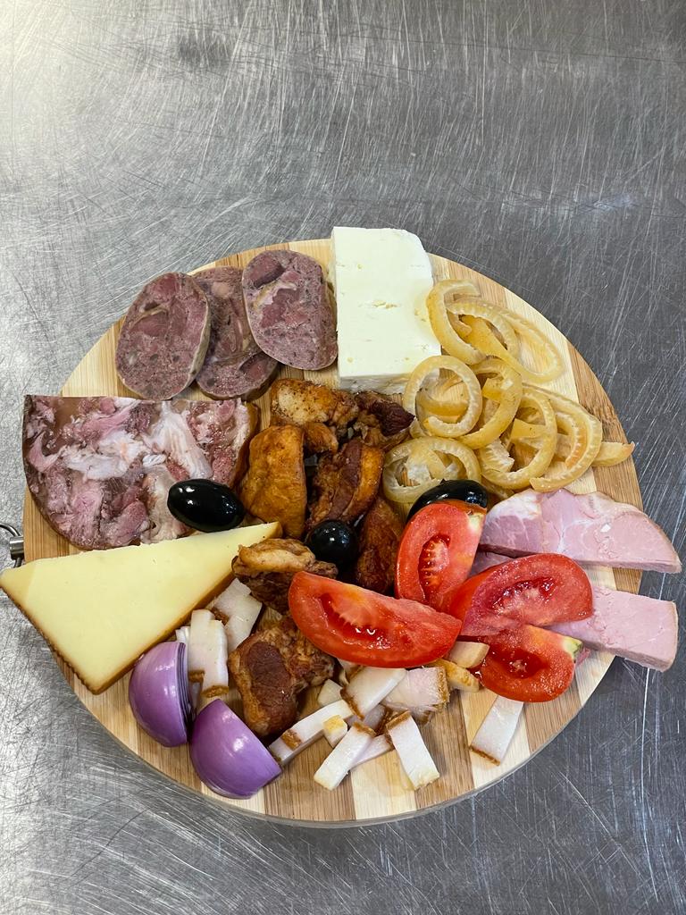 17. Aperitiv traditional romanesc / Traditional Romanian appetizer plate