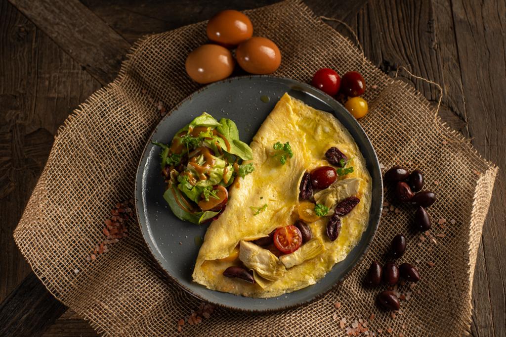 Omletă (ouă bio) cu anghinare, măsline, brânză (feta DOP bio de capră și oaie), roșii cherry