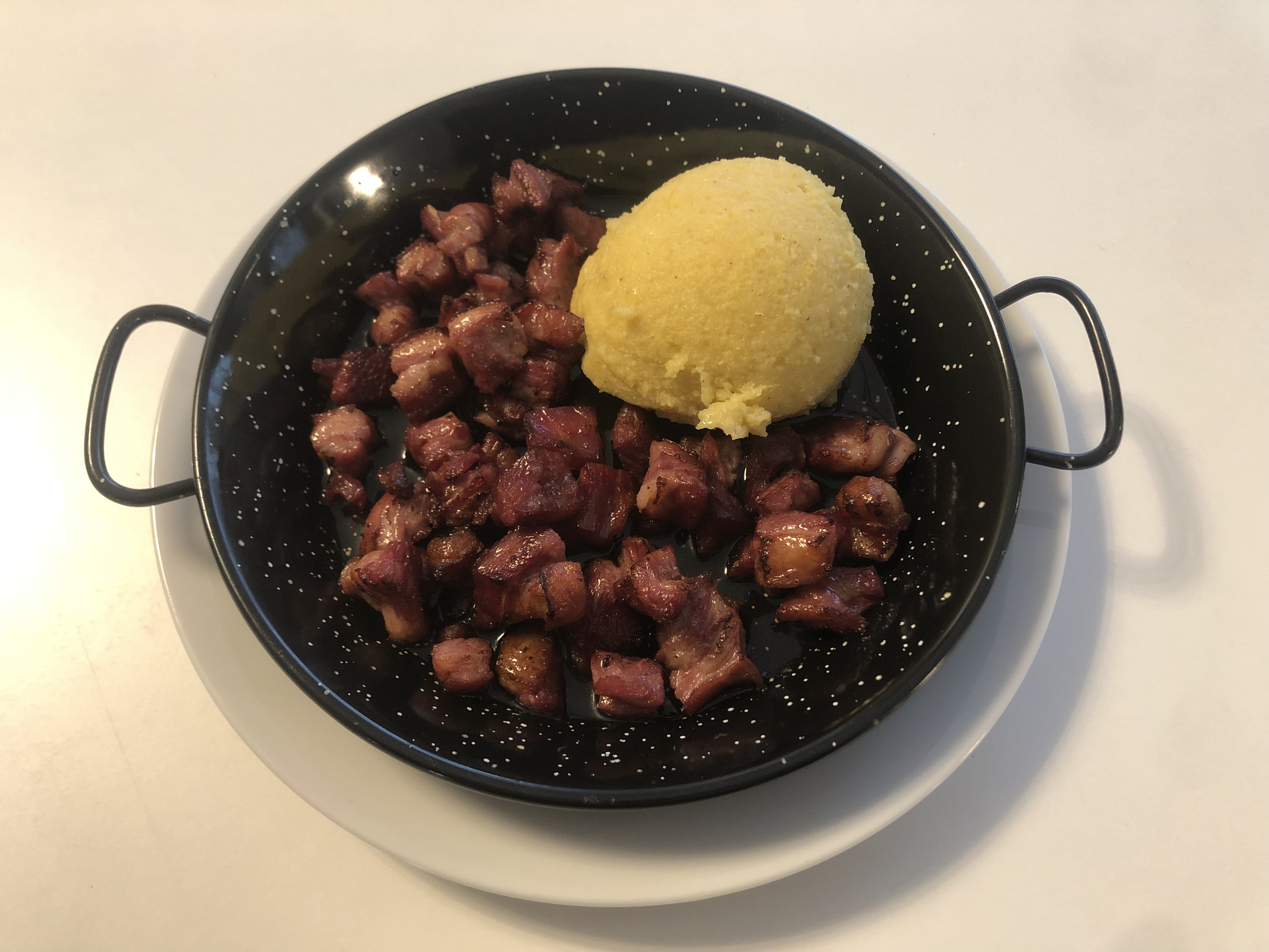 14. Pastramă de berbecuț la tigaie cu mămăliguța / Pan-fried lamb pastrami with polenta