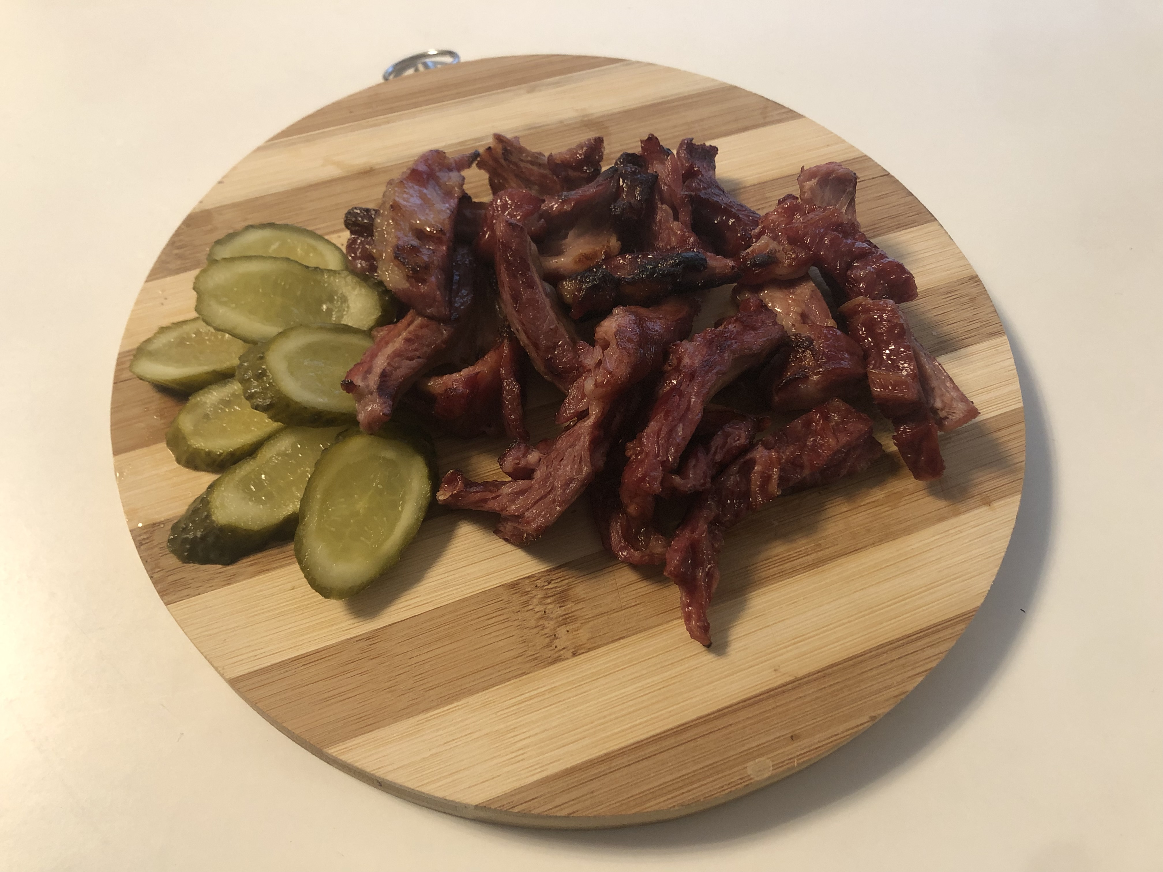 15. Pastramă de berbecuț la grătar cu castraveți mutați / Grilled lamb pastrami with pickled cucumbers