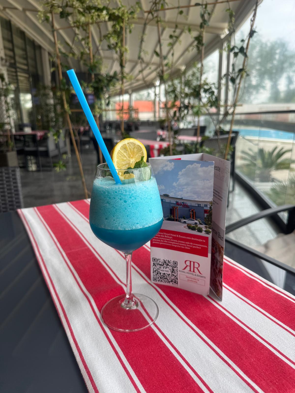 BLUE HAWAIAN SPRITZ