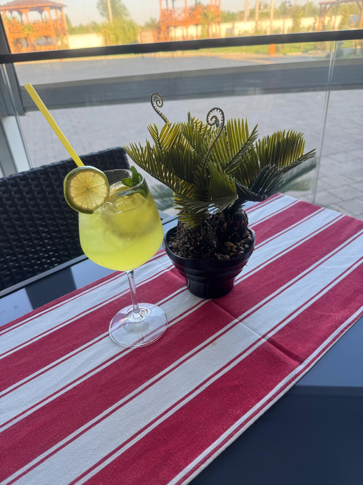 AMARETTO SOUR SPRITZ